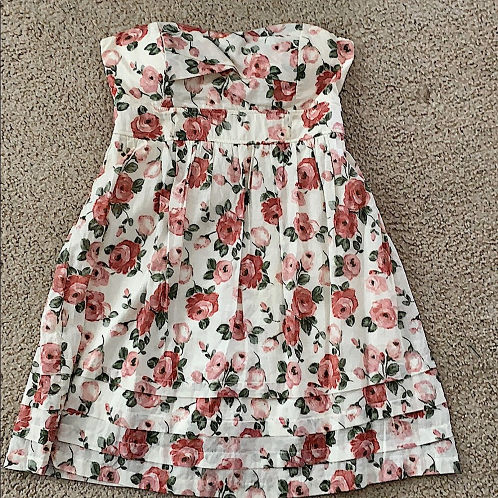 A short strapless flower dress